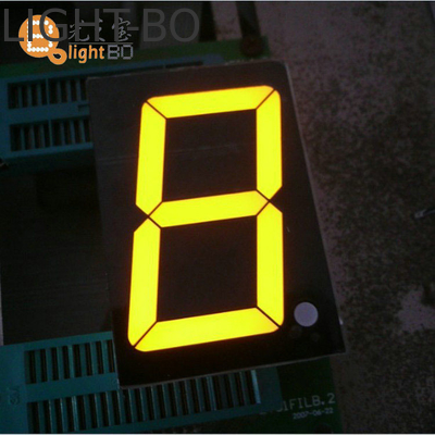Màu nền đen màn hình LED số với chiều cao 7 phân đoạn chữ số và màu trắng hoặc giống như màu phát ra